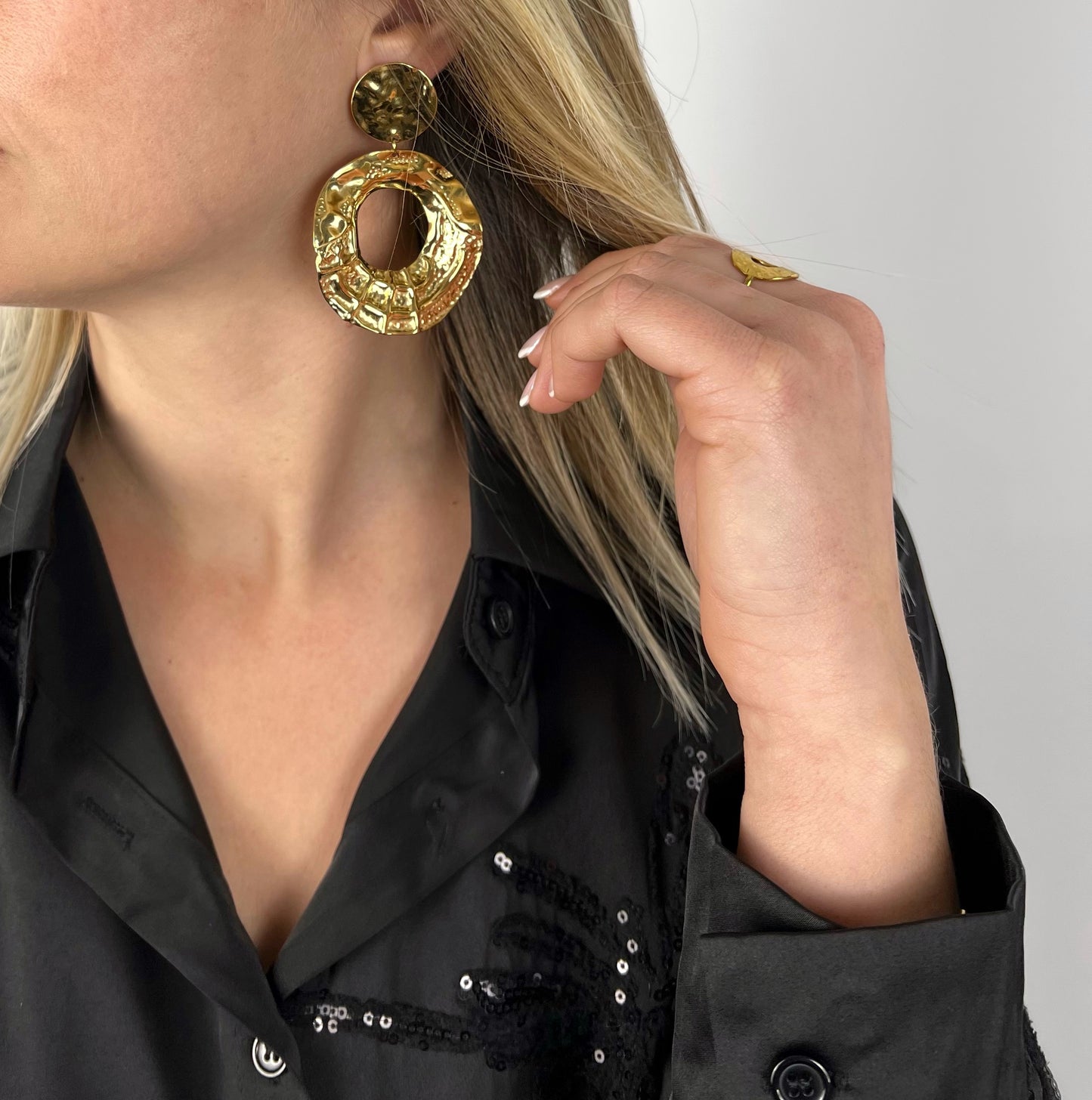 Boucles d’oreilles dorées • Cercle martelé