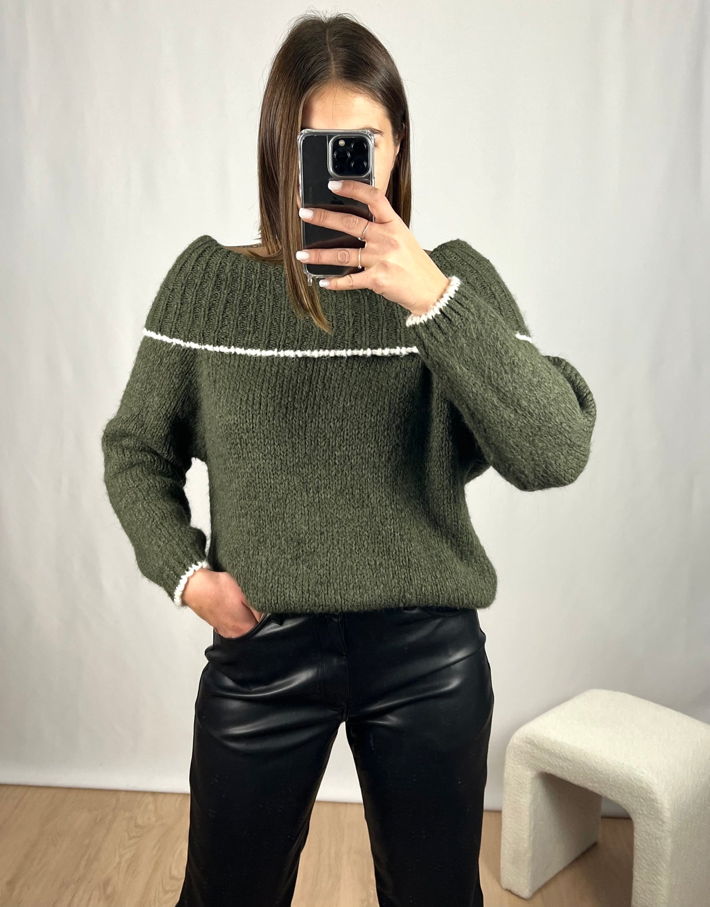 ARI suéter con cuello Bardot