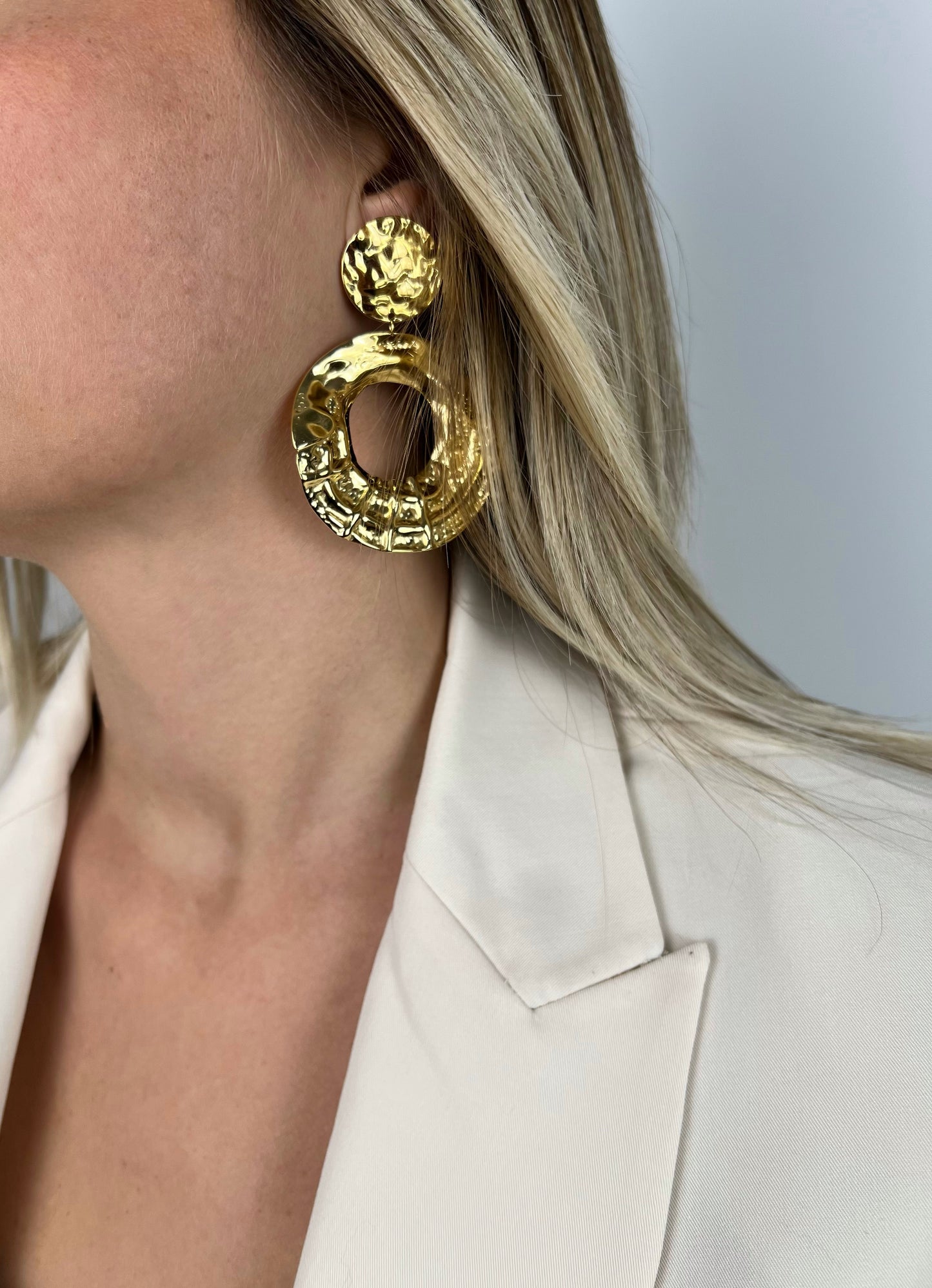 Boucles d’oreilles dorées • Cercle martelé
