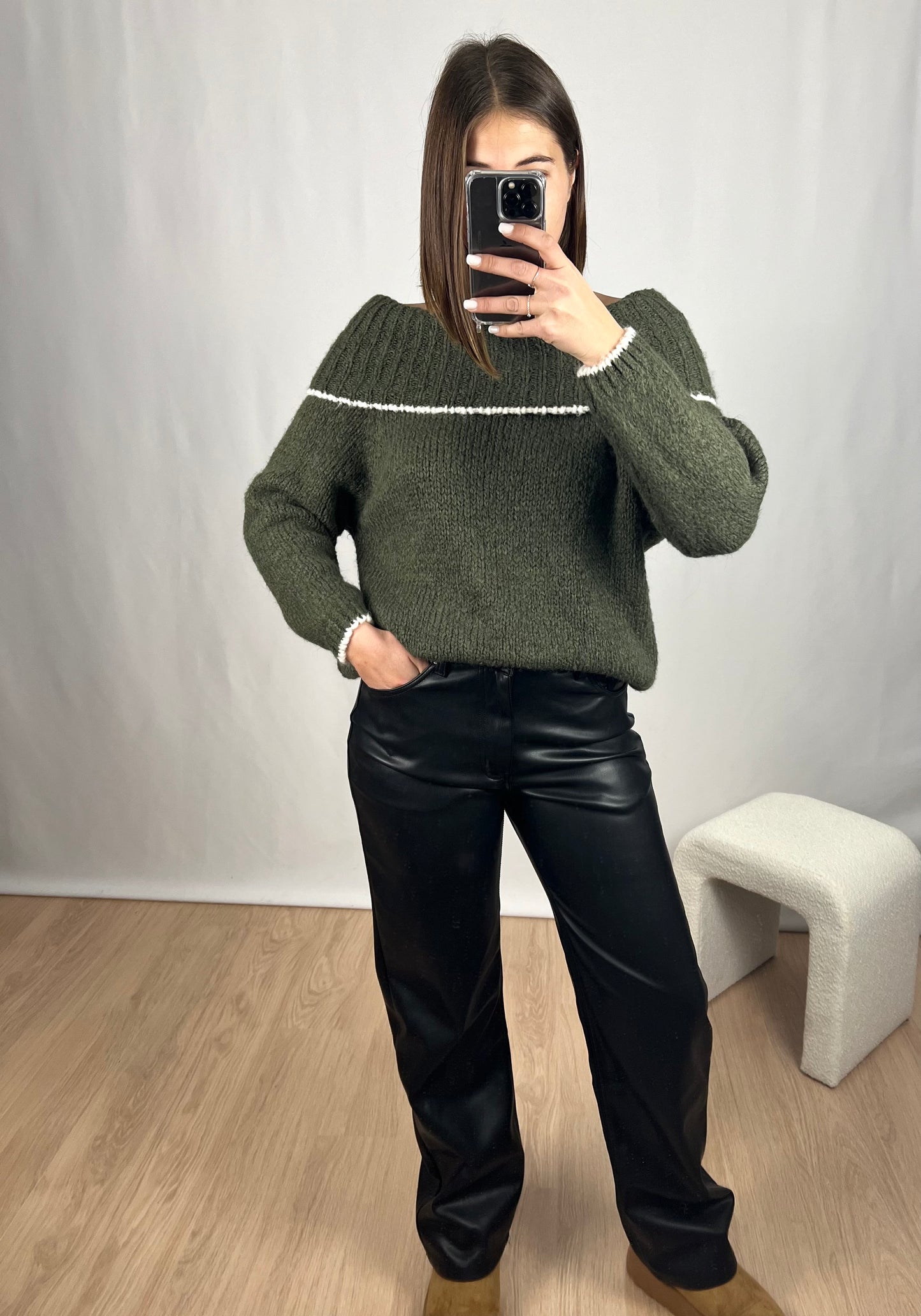 ARI suéter con cuello Bardot