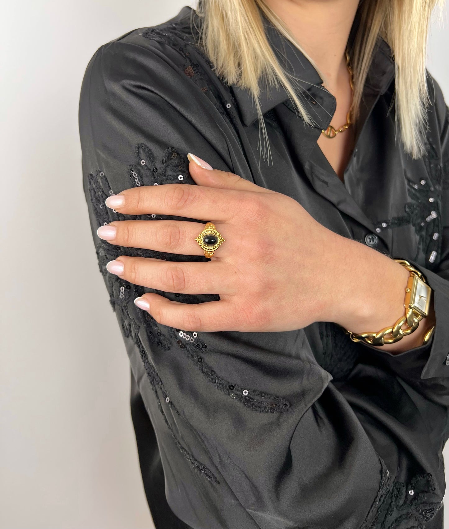 Bague dorée • Pierre noire