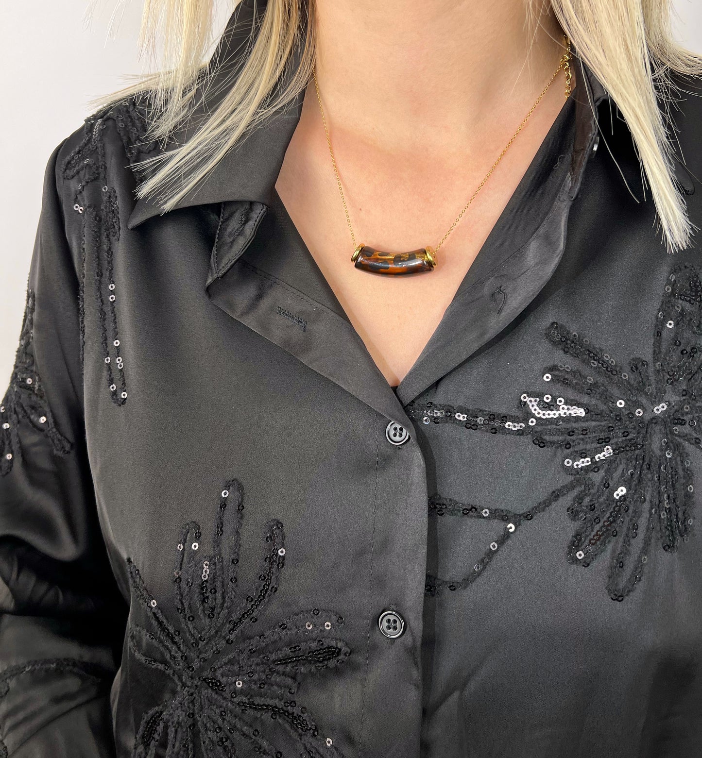 Collier doré • Pendentif léopard